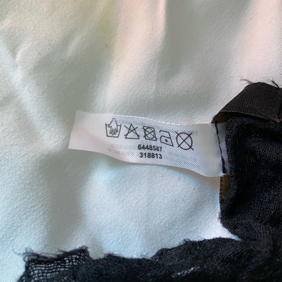 NWOT 100% wool burgundy, blk & white scarf. Purchased in Paris! Perfect cond $10 - Picture 4 of 6